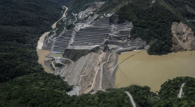 Máxima alerta en 12 municipios de Colombia y miles de evacuados por temor a la ruptura de una represa