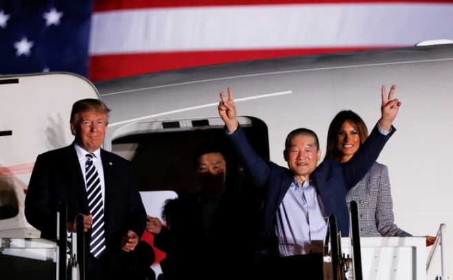 Llegaron a Washington los tres estadounidenses liberados por Corea del Norte