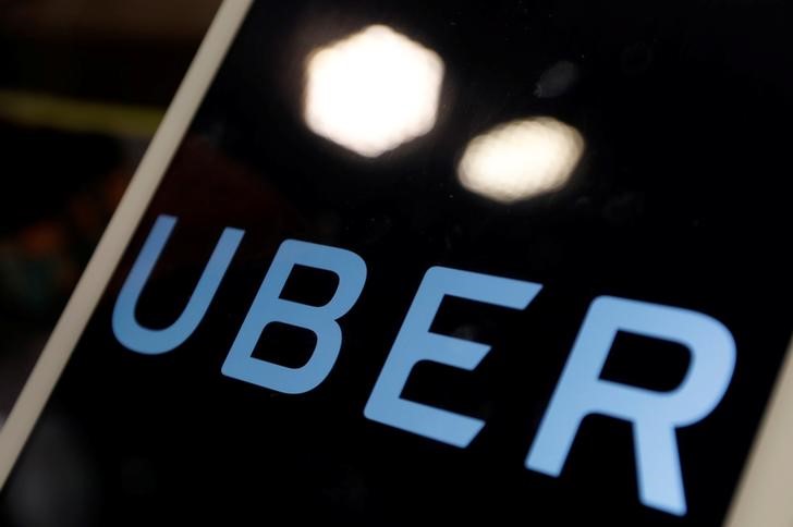 Taxistas piden a Municipalidad de San José eliminar vallas de Uber en la capital