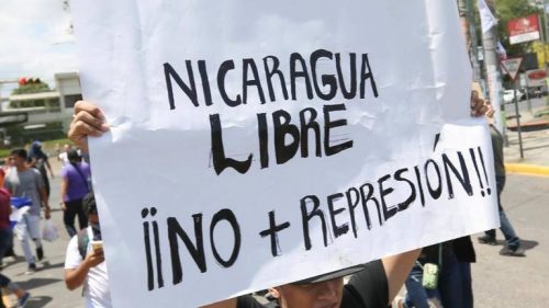 Nicaraguenses pidieron en las afueras del Teatro Nacional que Daniel Ortega deje la presidencia