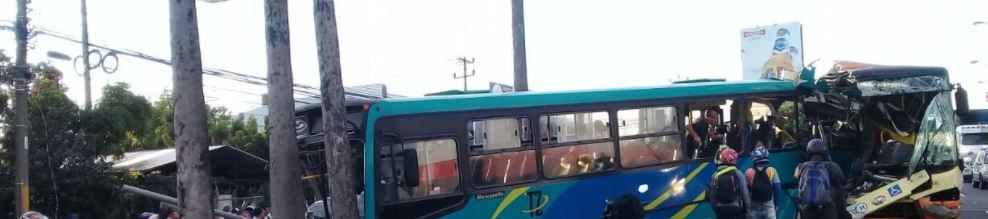 Choque de dos buses en La Uruca dejó 23 heridos y largas presas