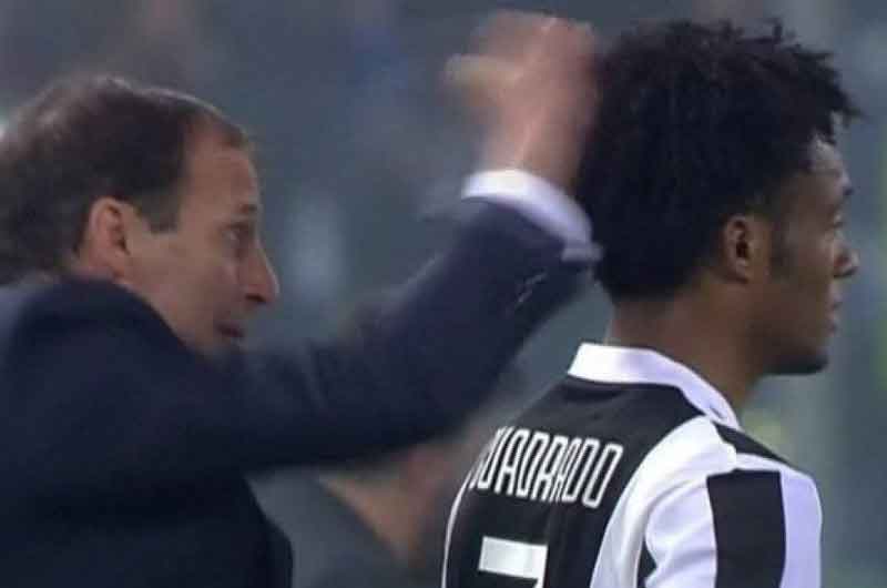 Técnico de la Juventus da un coscorrón a Cuadrado y este se venga