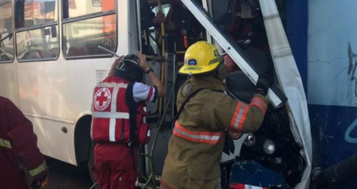 10 personas heridas tras aparatoso accidente de bus contra edificio en San José