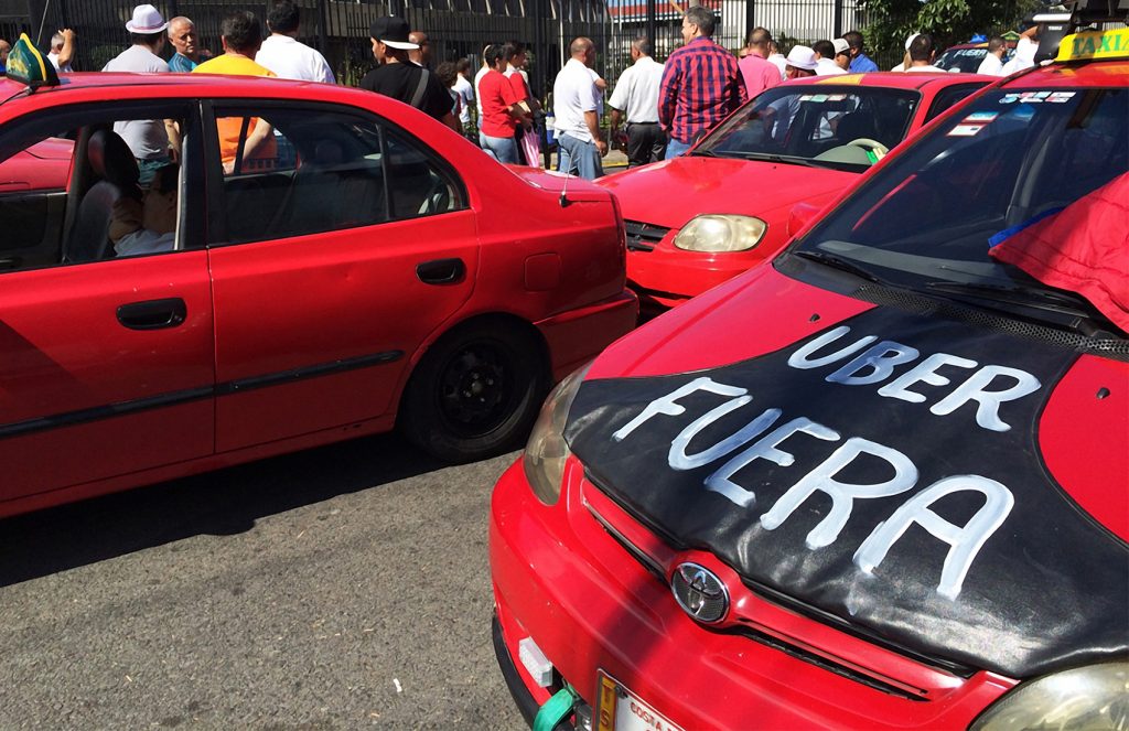 Taxistas se reúnen con ministro del MOPT para reanudar acciones contra UBER