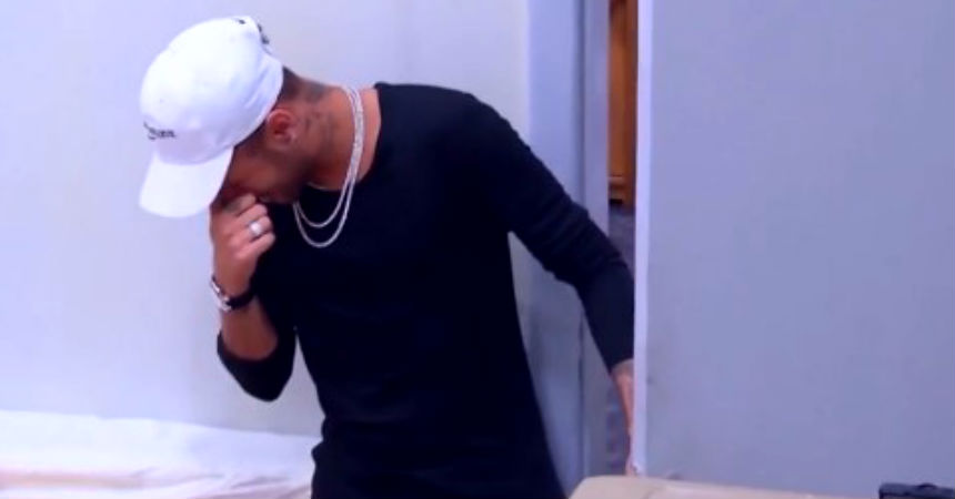 Neymar rompe en llanto al ver la humilde casa en la que vivía cuando niño