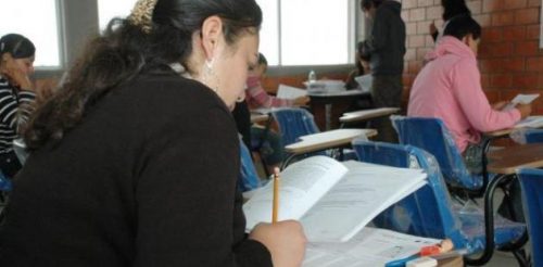 Ministro de Educación propone que colegiales se gradúen sin importar resultados de bachillerato