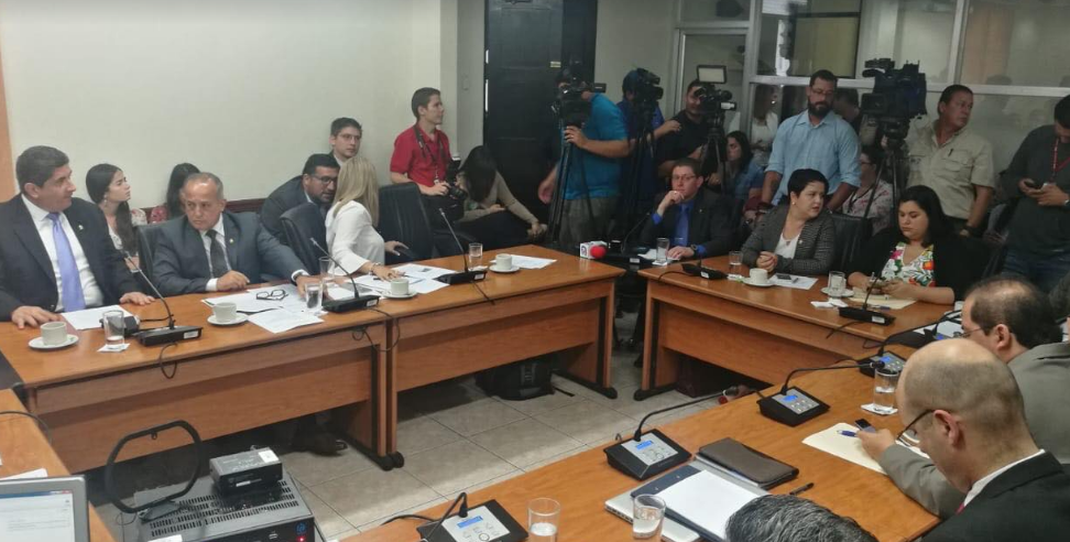 Exministros niegan persecución política contra expresidente del SINART