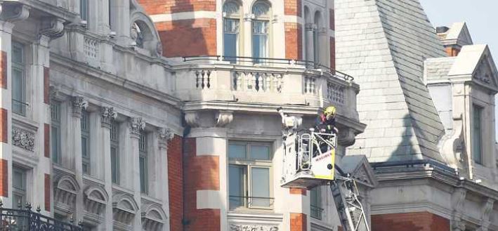 Se incendia un hotel de lujo en Londres: trabajan 20 dotaciones y más de 100 bomberos
