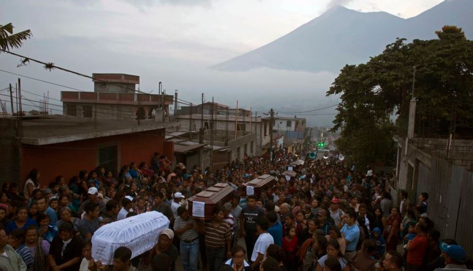 Mientras se registran nuevas evacuaciones, Guatemala lucha por identificar a las víctimas del volcán