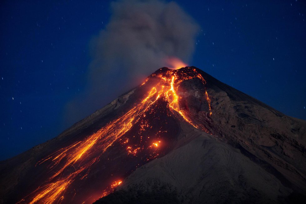 Cancillería descarta afectación de ticos tras erupción de volcán en Guatemala