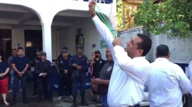 El gobierno de Veracruz desarmó a policías municipales: el alcalde les dio resorteras