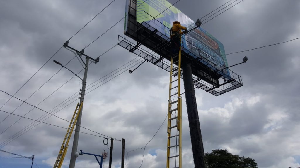 CNFL reubicó postes para agilizar ampliación de carretera en Santo Domingo