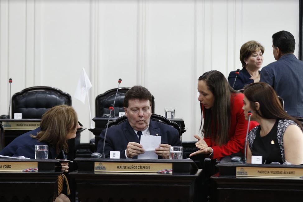 Diputados aprueban moción para acortar trámite de reforma fiscal