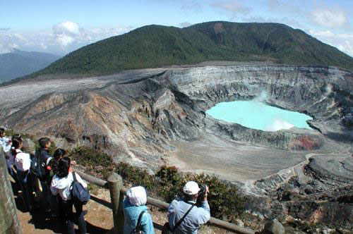 Guardaparques del Volcán Poás utilizarán medidor de gases para anticipar riesgos