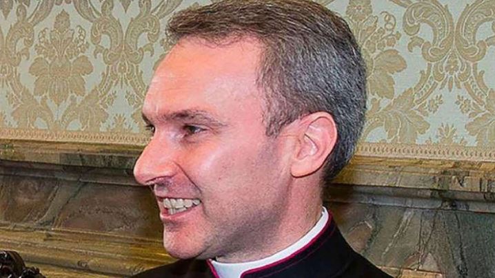 Vaticano procesó a sacerdote y ex diplomático por posesión de pornografía infantil