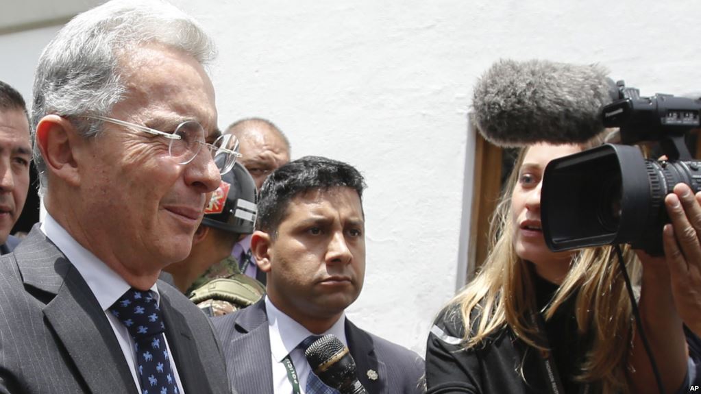 Colombia: expresidente Uribe deja Senado por investigación