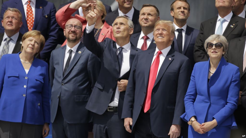 Trump se reúne con Merkel y Macron al margen de cumbre de la OTAN