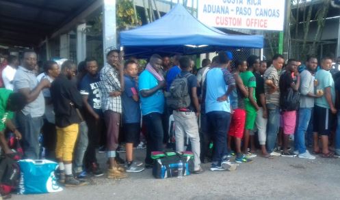 Grupos de 150 migrantes extracontinentales mantienen su tránsito por Costa Rica cada semana