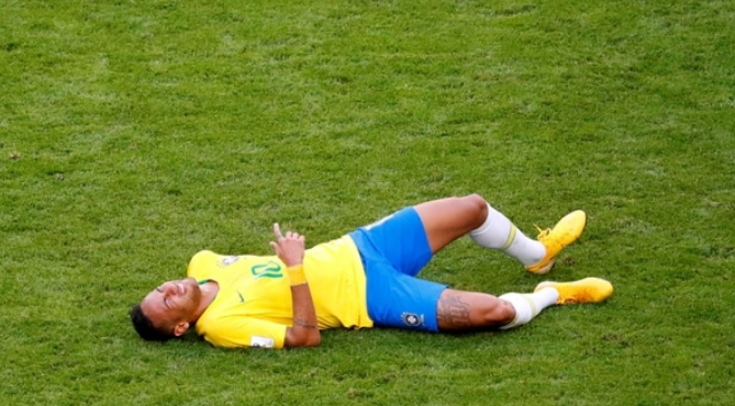 La increíble cantidad de tiempo que Neymar pasó tendido en el suelo y detuvo el juego en el Mundial