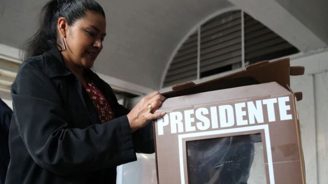 México inició histórica jornada electoral en la que busca romper el bipartidismo