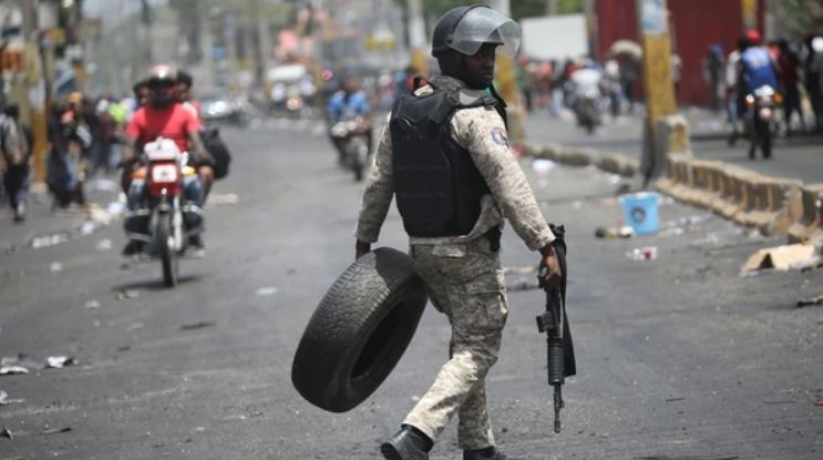 Huelgas, saqueos y disturbios en una semana de furia en Haití por el alza de los combustibles