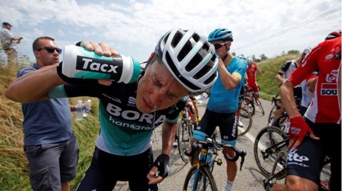 Incidentes en Tour de France: varios ciclistas afectados por gases lacrimógenos
