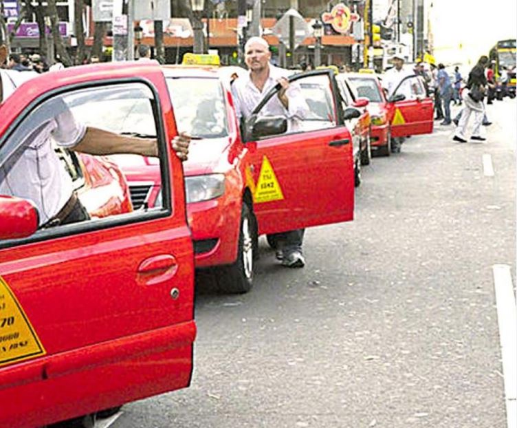 Dirigentes promueven mejor presentación personal y trato al usuario de taxistas