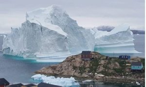Un gigantesco iceberg a la deriva amenaza con sepultar bajo el agua a un pueblo en Groenlandia