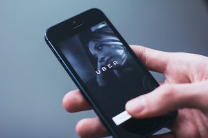 Uber pide al gobierno regulación flexible ante reclamos de taxistas
