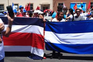 Banderas de Costa Rica y Nicaragua ondearon por San José para pedir un alto a la xenofobia