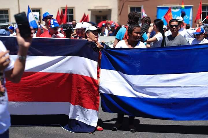Banderas de Costa Rica y Nicaragua ondearon por San José para pedir un alto a la xenofobia
