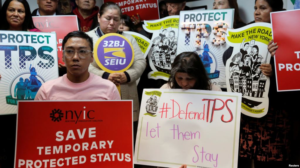 Más de 100 legisladores piden a Trump reinstaurar TPS