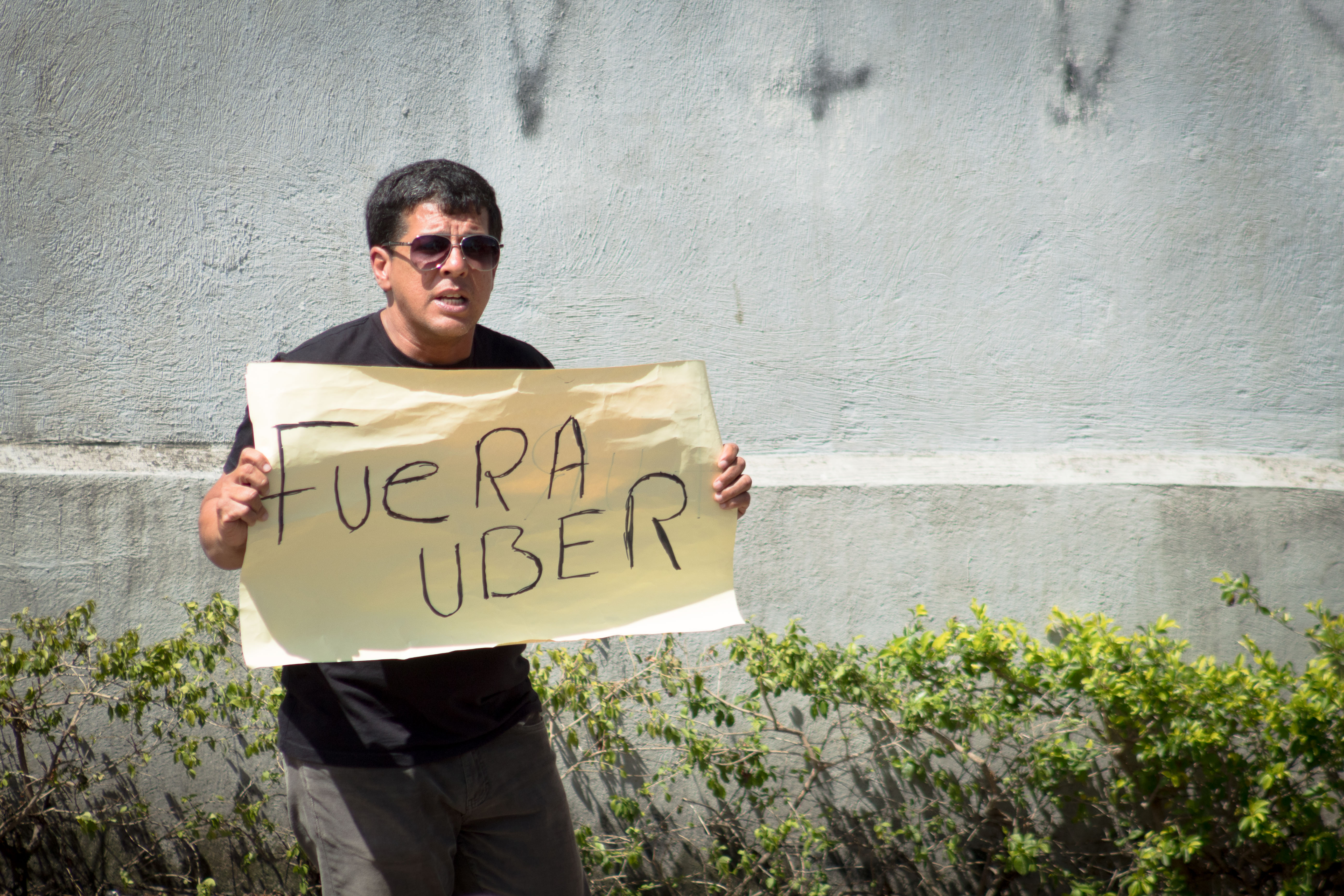 Carlos Alvarado descarta desactivar aplicación de UBER pese a presión de taxistas