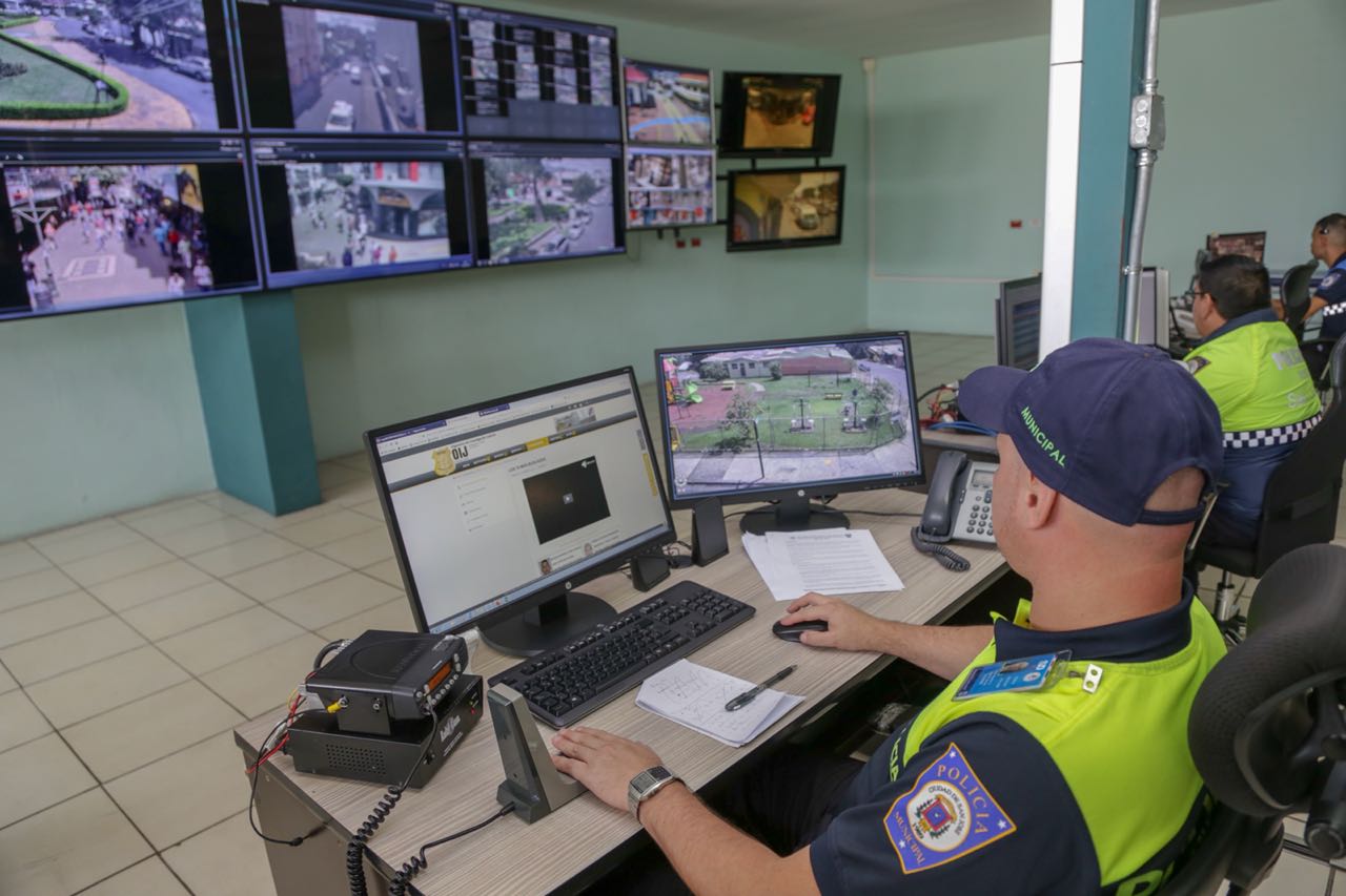 Municipalidad de San José estrena mural de 8 pantallas para monitorear varias zonas de la capital
