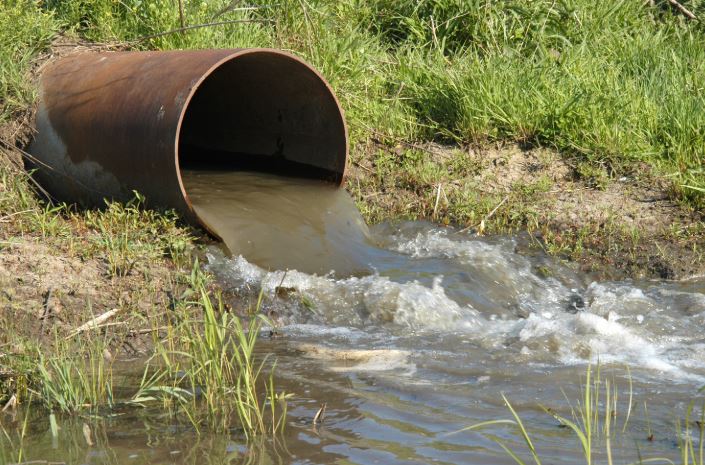 Mal manejo de aguas residuales en Santo Domingo contribuye a contaminar océano Pacífico