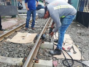 Colocación de dispositivos de seguridad en 90 cruces del tren estarán listos en noviembre