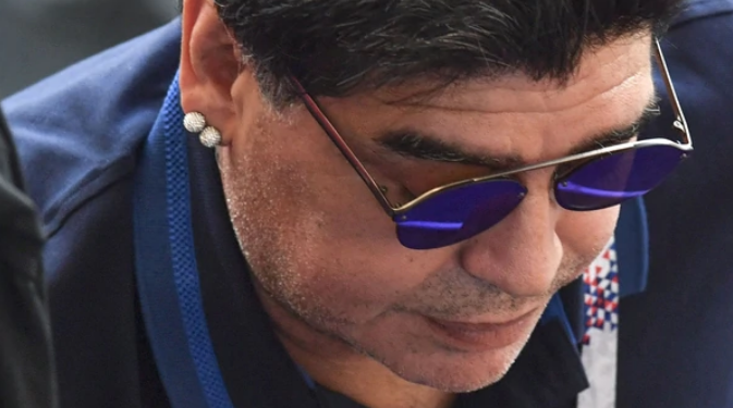 «Es un fracasado» y menos que Ronaldinho: la hostil bienvenida a Maradona en su arribo a Dorados de Sinaloa