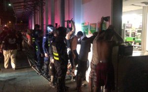 Juzgado deja libres a 14 sospechosos de saquear supermercado y causar disturbios en Limón