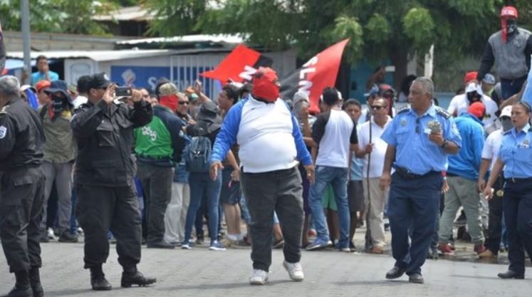 Paramilitares y grupos sandinistas atacaron a tiros una nueva manifestación en Nicaragua
