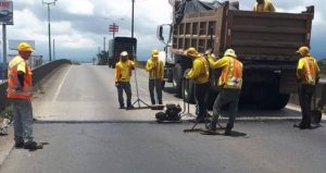 Conavi solucionó problema en puente Juan Pablo Segundo con ‘bacheo de emergencia’