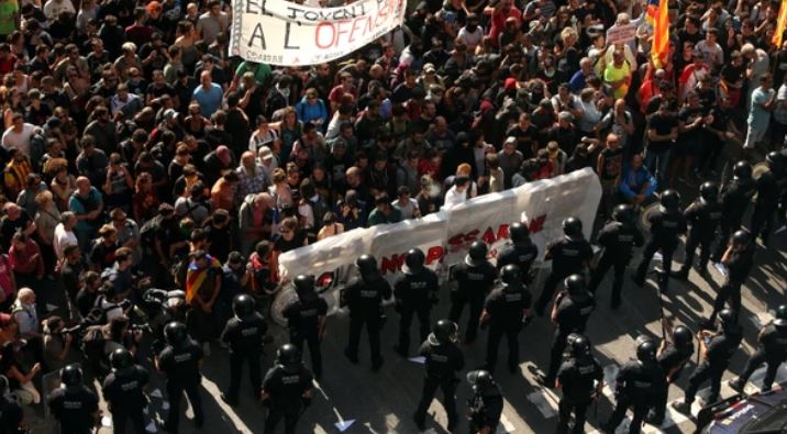 Cataluña: Violentos choques entre manifestantes separatistas y la policía regional