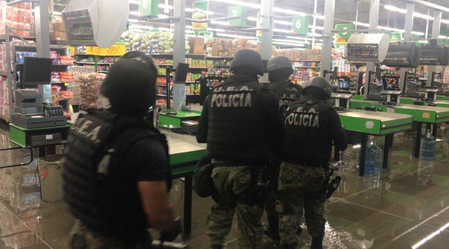 Policía detuvo a 16 personas por saquear supermercado en Limón