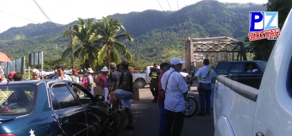 Víctimas del nemagón bloquean paso sobre Río Térraba en la Interamericana Sur