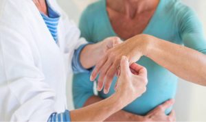 Pacientes con artritis reumatoide celebran el día mundial de esta enfermedad con proyecto “Manos en Acción”