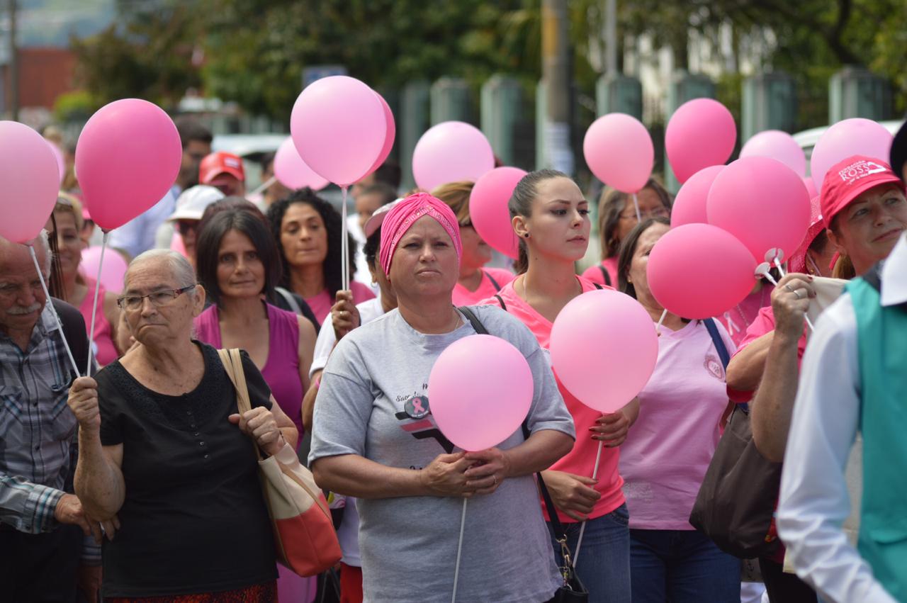 Sobrevivientes y funcionarias del Hospital de la Mujer marchan en día contra el cáncer de mama