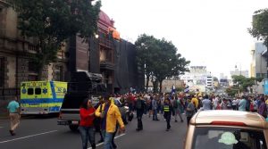 Sindicatos bloquearon salida de Carlos Alvarado y Primera Dama en Teatro Nacional