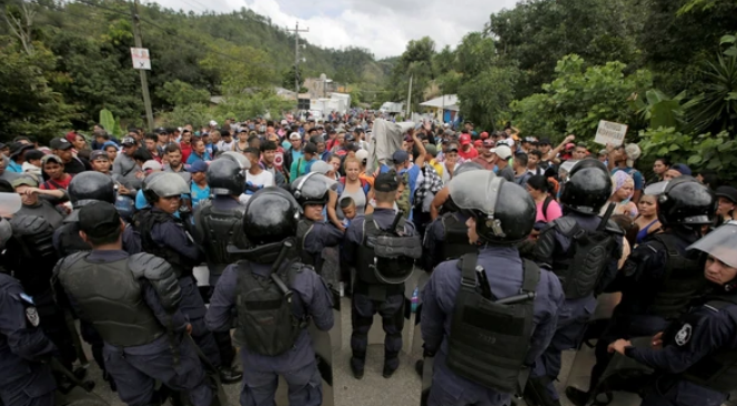 La caravana de migrantes irrumpió en territorio mexicano tras derribar una de las rejas de la frontera con Guatemala
