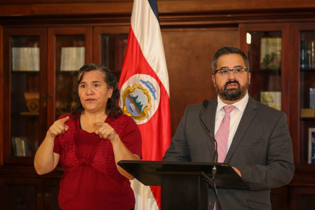 Gobierno nombra tres exministros PAC y prima de Ottón Solís como embajadores