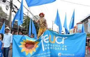 Estudiantes de la UCR tildan de “traidores” a diputados por rebajar ¢10 mil millones del FEES