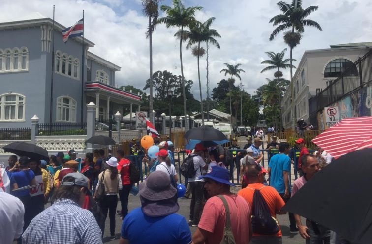 ¡Huelga sigue! Sindicatos protestan en Ministerio de Trabajo y Congreso en contra del plan fiscal
